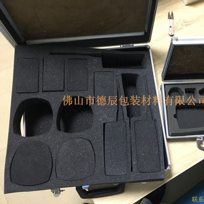 海綿內(nèi)托對各行各業(yè)產(chǎn)品起到絕緣、密封、防震、防塵、填充、隔音、固定，能夠保護(hù)包裝產(chǎn)品在運(yùn)輸過程中安然無恙，起到保護(hù)產(chǎn)品的一個(gè)作用，同時(shí)可以美化產(chǎn)品，提升產(chǎn)品檔次。